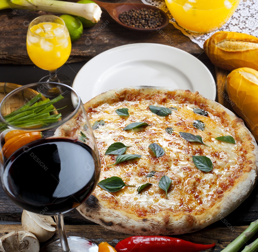 Pizza de queijo com folhas e vinho