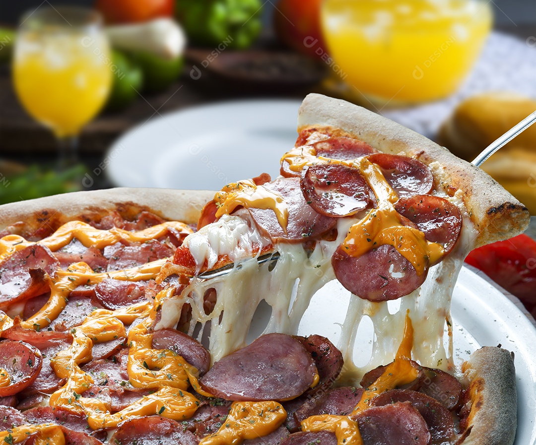 Fatia de pizza com calabresa e cheddar