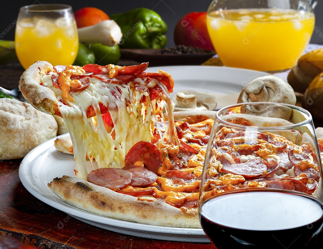 Fatia de pizza com calabresa e cheddar