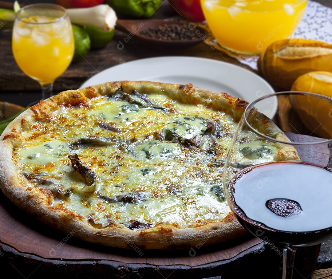 Pizza de queijo deliciosa com vinho