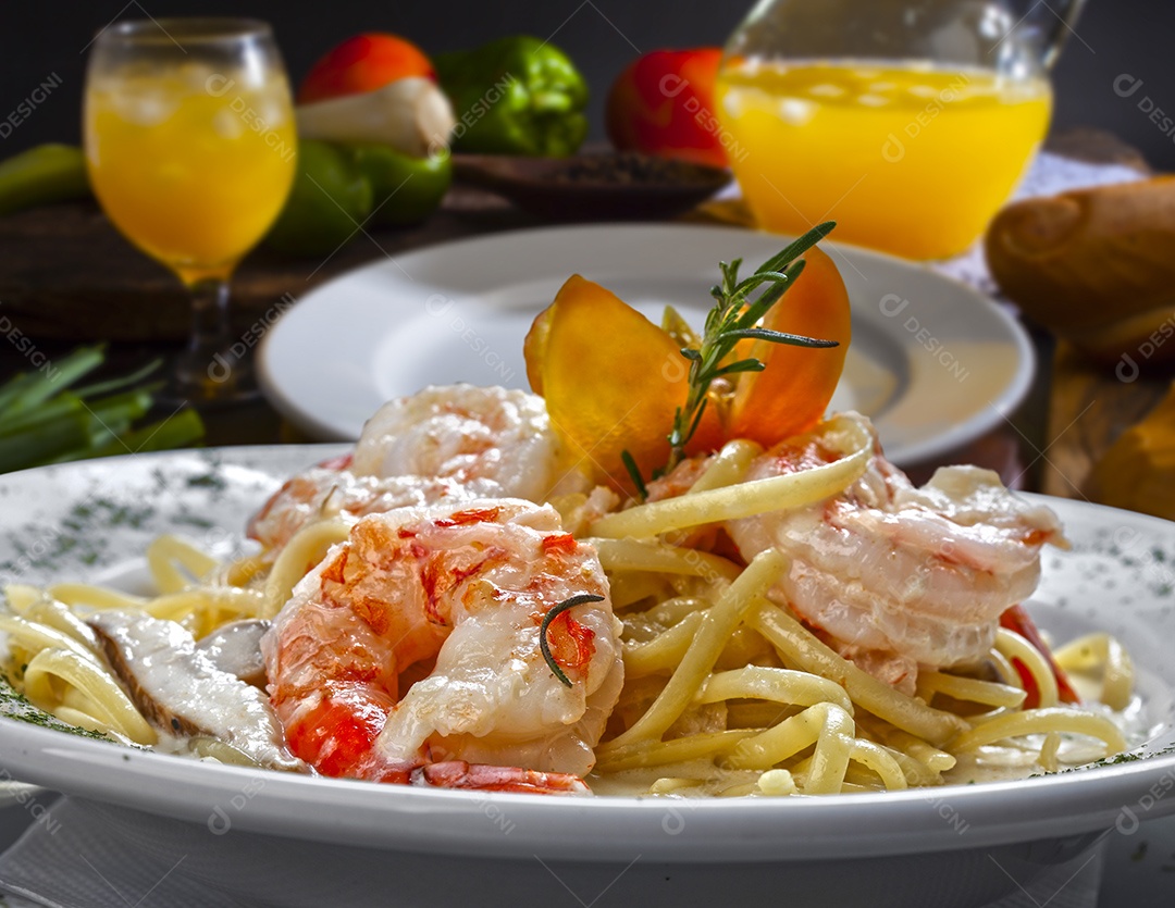 Macarrão ao molho branco com camarão