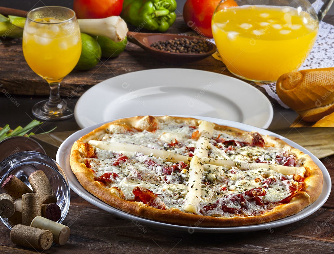 Pizza de queijo com presunto parma