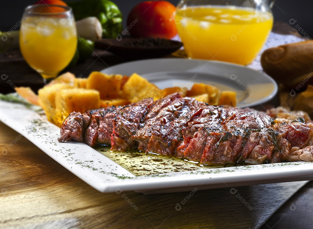 Bife de carne grelhado e mandioca frita
