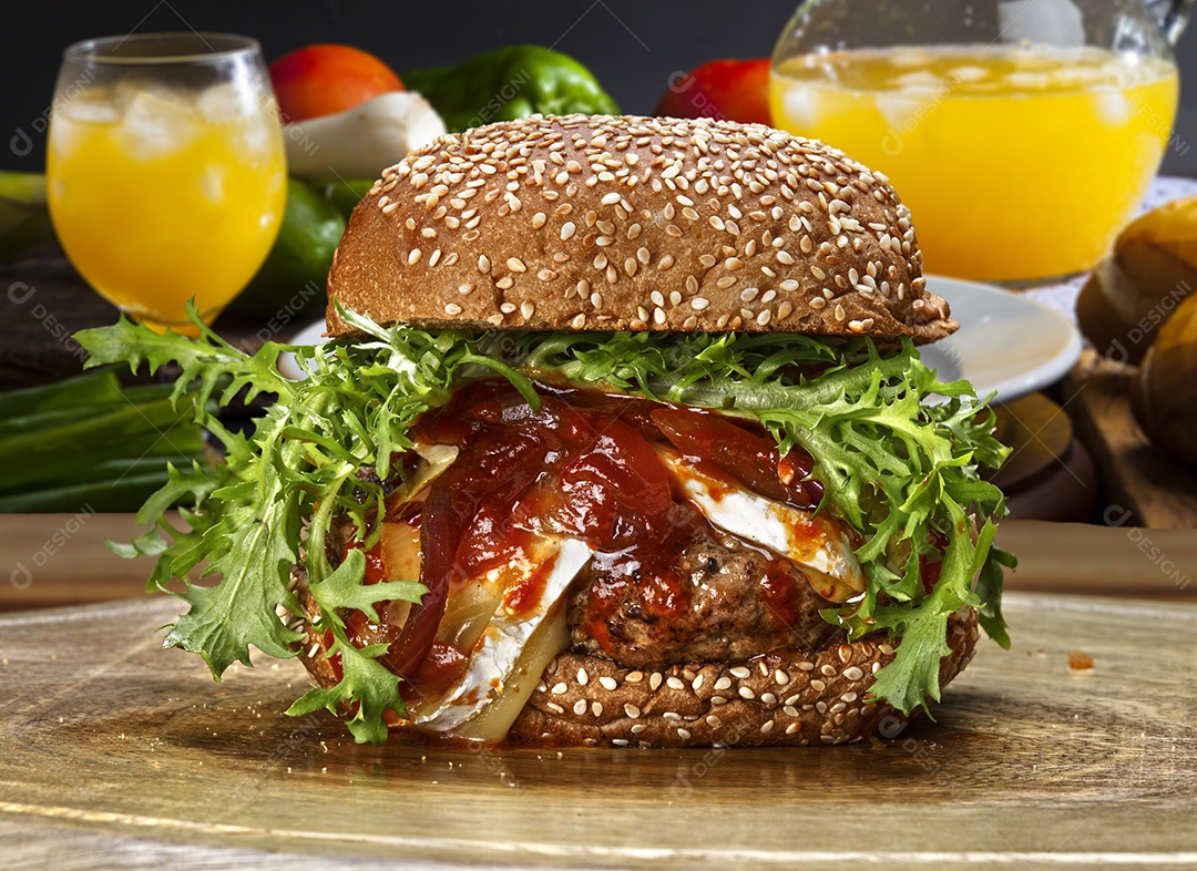 Hamburguer com molho e salada