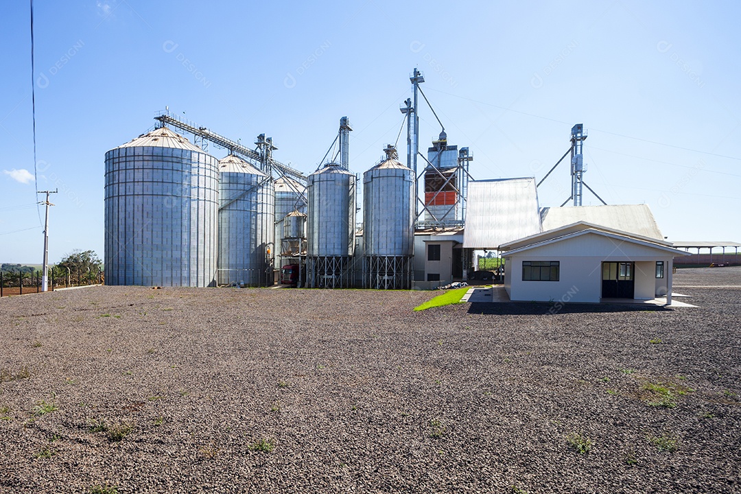 As complexas instalações de silos para armazenamento de grãos