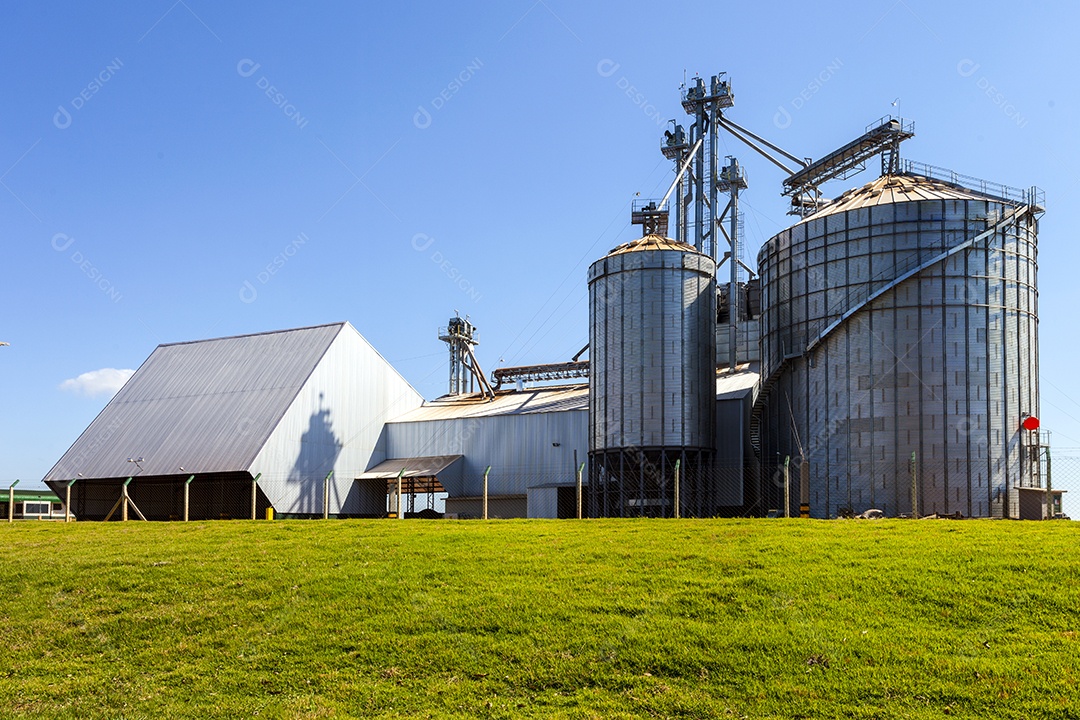 As complexas instalações de silos para armazenamento de grãos