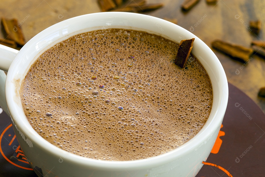 Chocolate quente com paus de canela