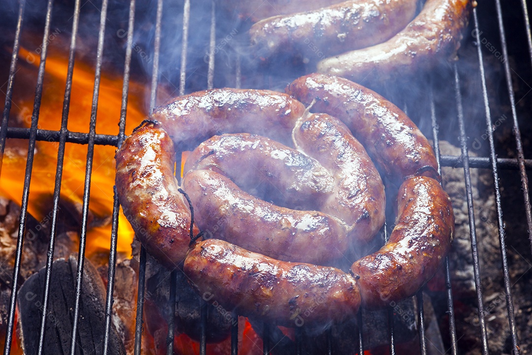 Churrasco com salsichas picantes na grelha