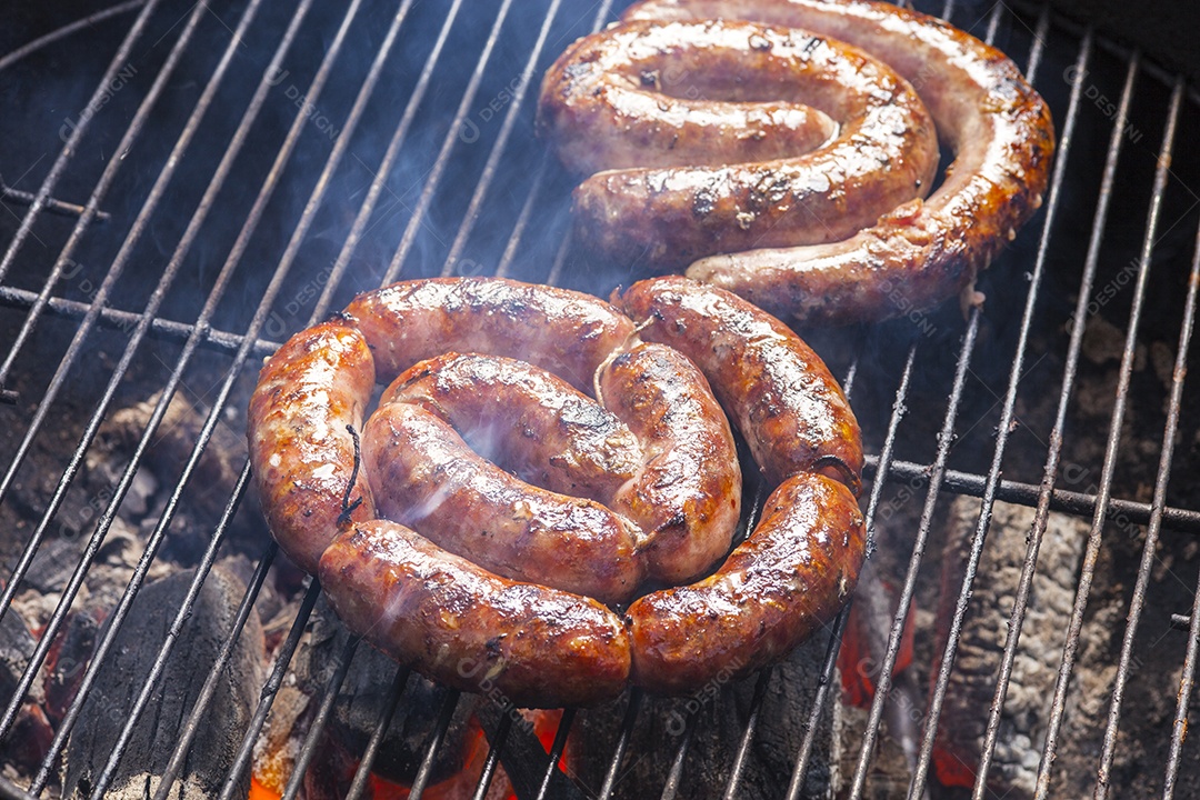 Churrasco com salsichas picantes na grelha