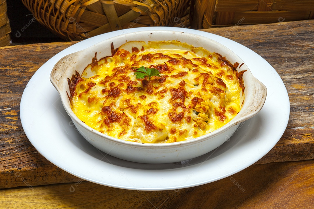 Lasanha tradicional feita com carne moída e molho à bolonhesa