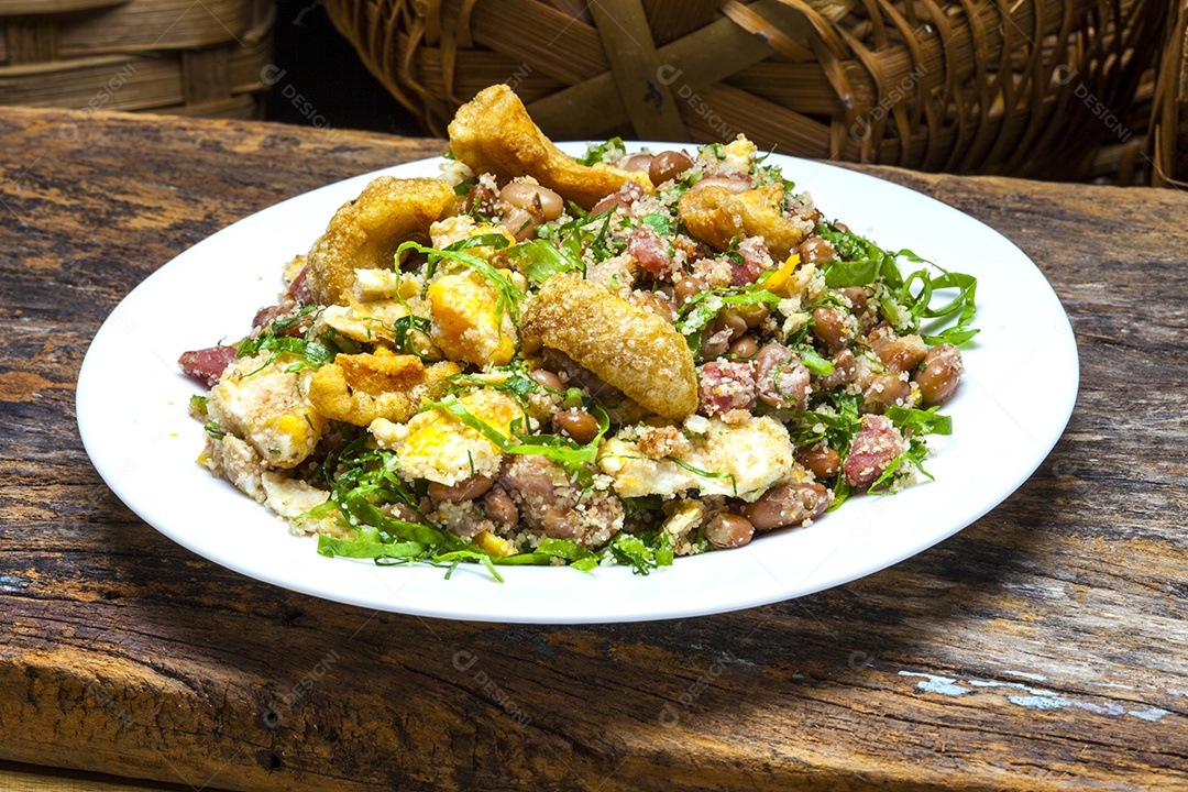 Comida brasileira feijão tropeiro