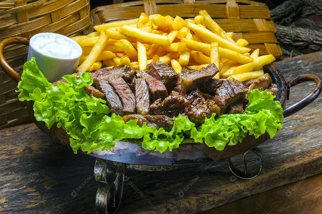 Porção de carne com batatas e salada