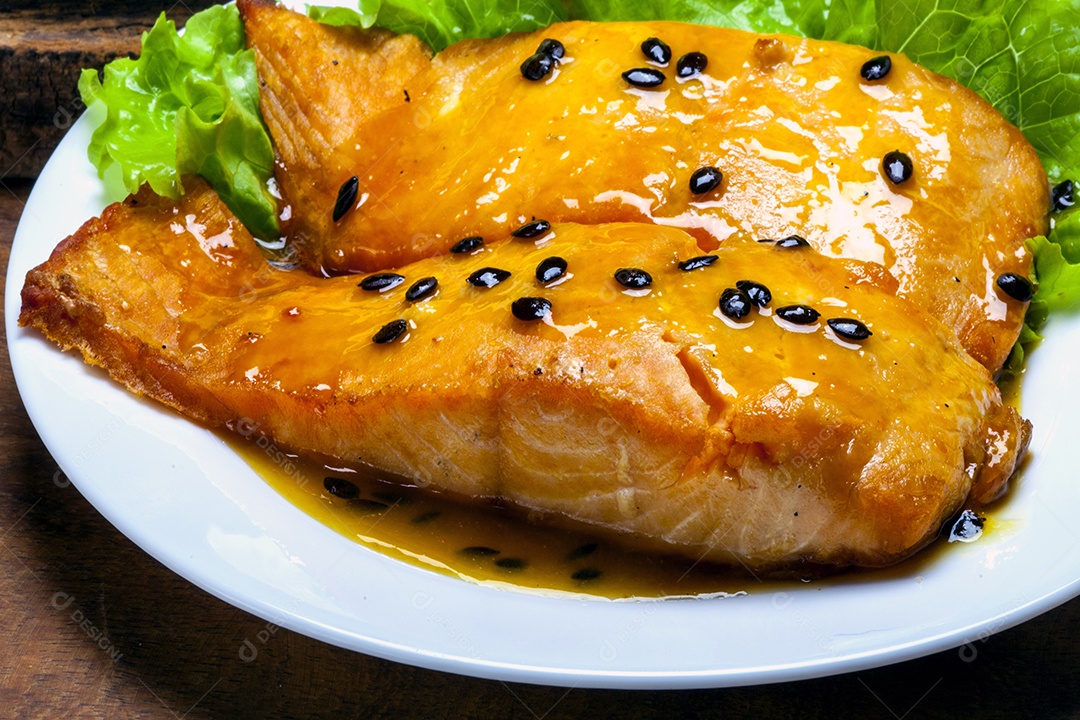 Salmão grelhado molho de maracujá com salada