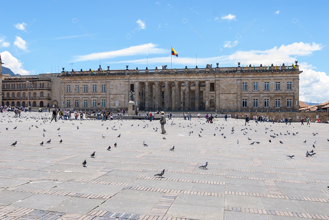 Uma praça histórica no coração de Bogotá