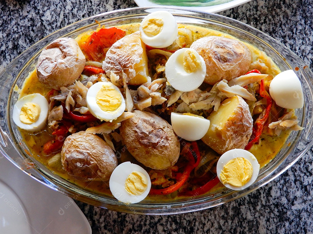 Bacalhau com ovos azeitonas batata e legumes