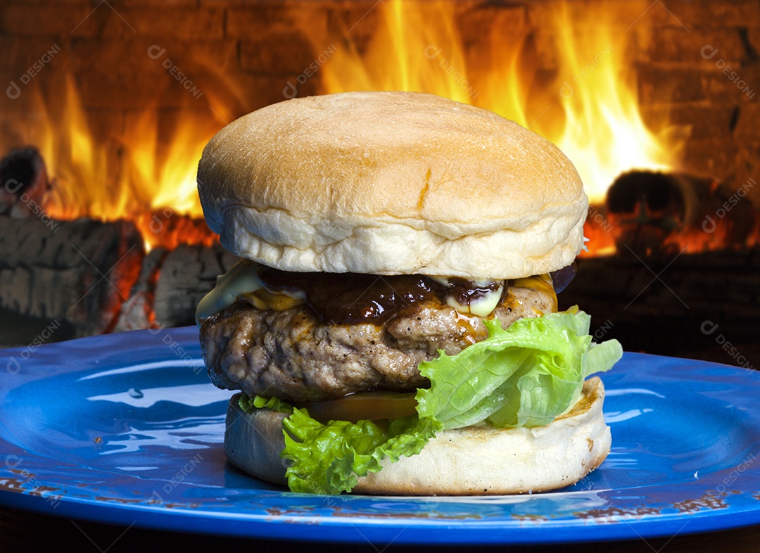 Hambúrguer gourmet caseiro com ingredientes frescos e deliciosos