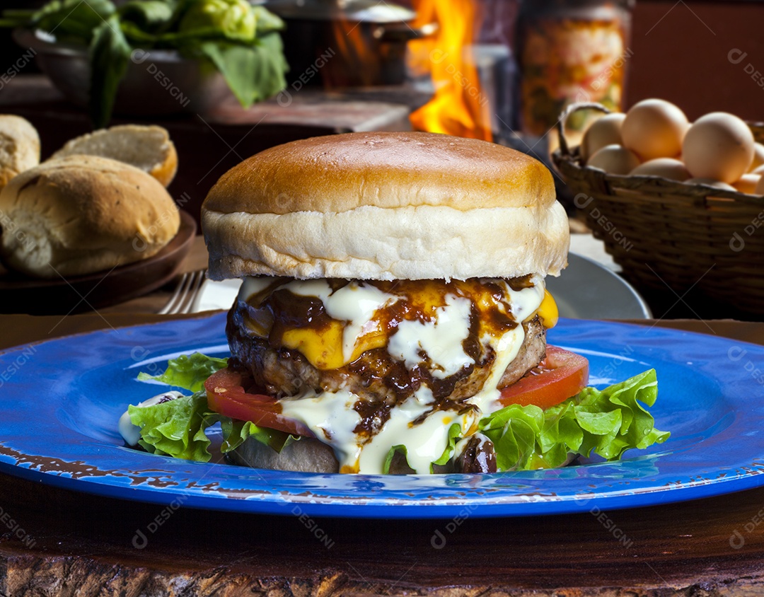 Hambúrguer gourmet caseiro com ingredientes frescos e deliciosos