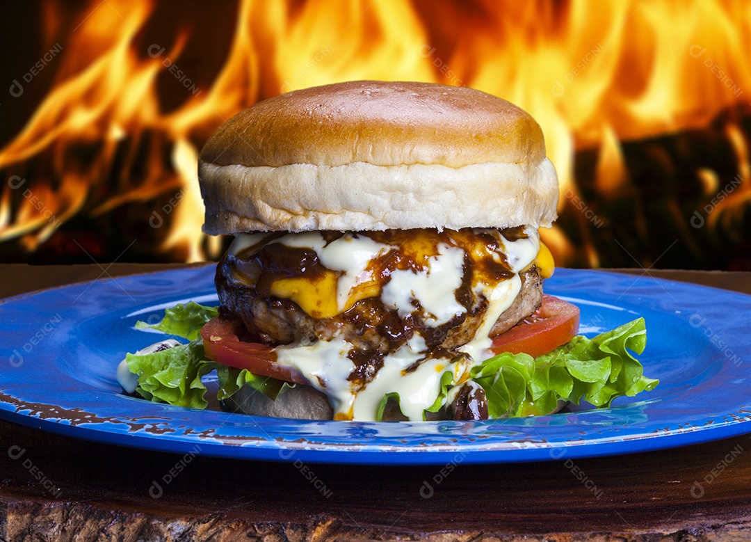 Hambúrguer gourmet caseiro com ingredientes frescos e deliciosos