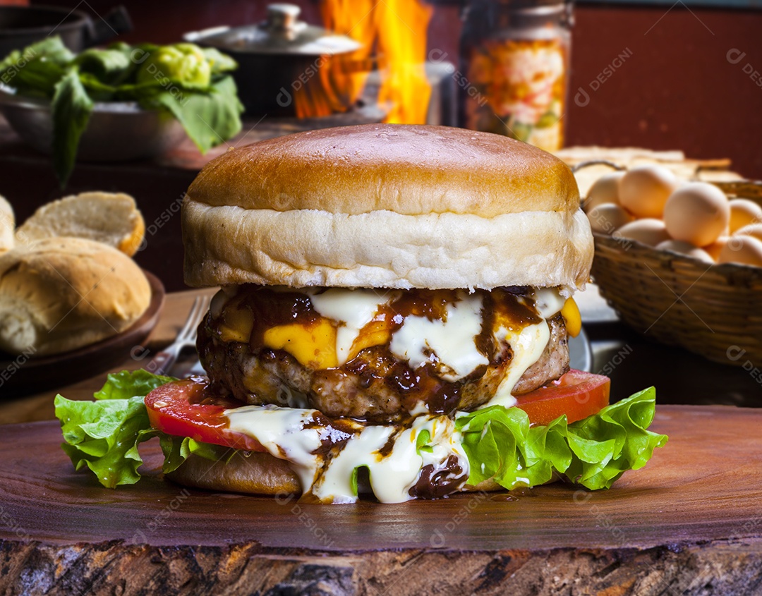 Hambúrguer gourmet caseiro com ingredientes frescos e deliciosos