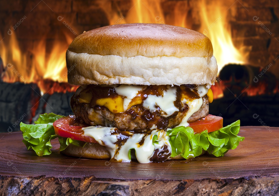 Hambúrguer gourmet caseiro com ingredientes frescos e deliciosos