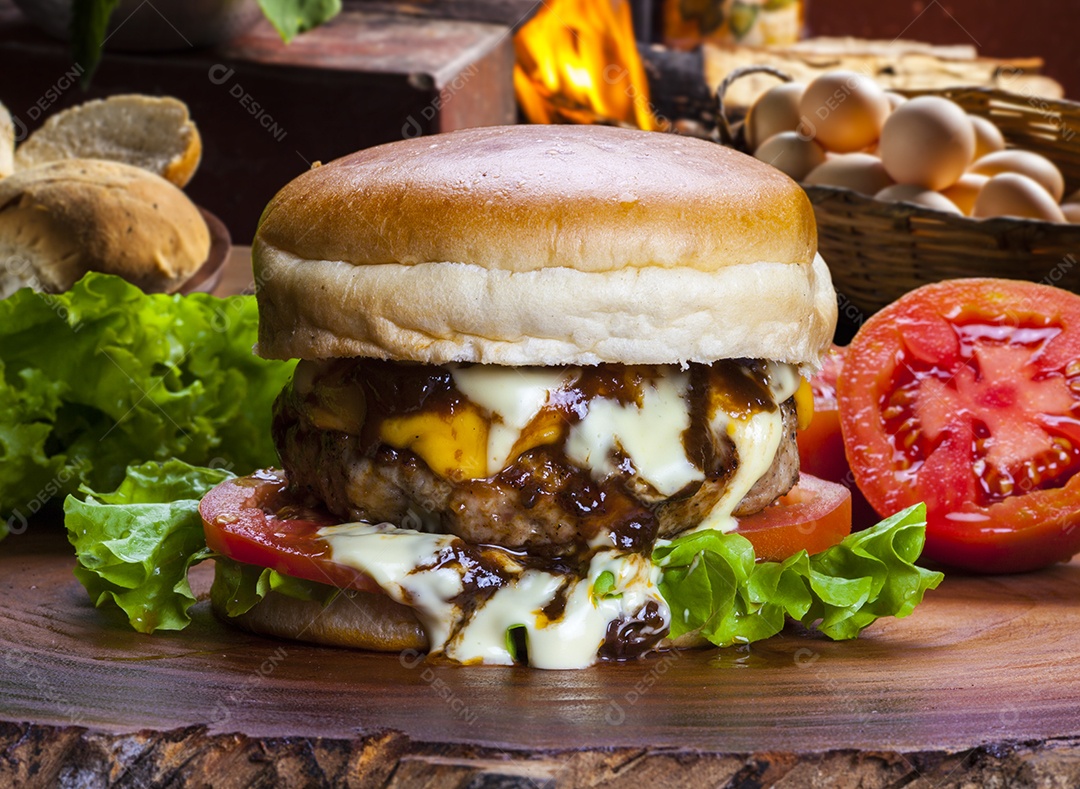 Hambúrguer gourmet caseiro com ingredientes frescos e deliciosos
