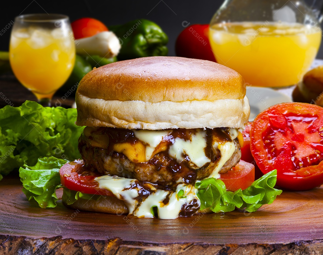 Hambúrguer gourmet caseiro com ingredientes frescos e deliciosos