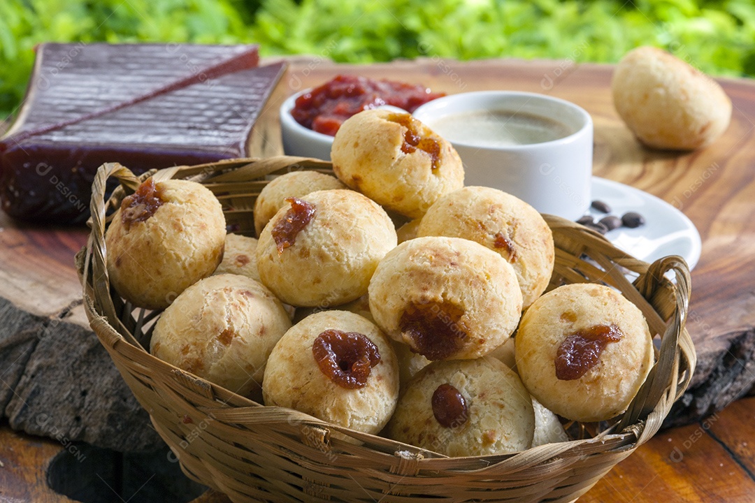 Café da manhã pão de queijo recheado com goiabada