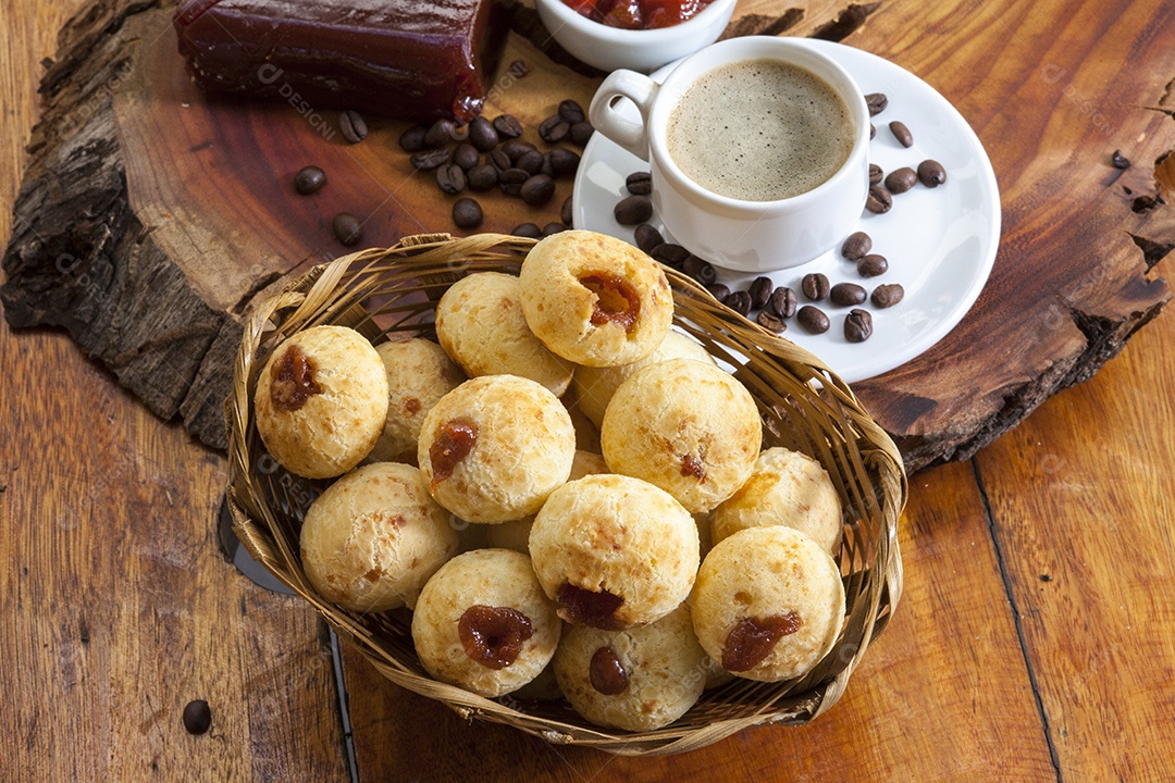 Café da manhã pão de queijo recheado com goiabada