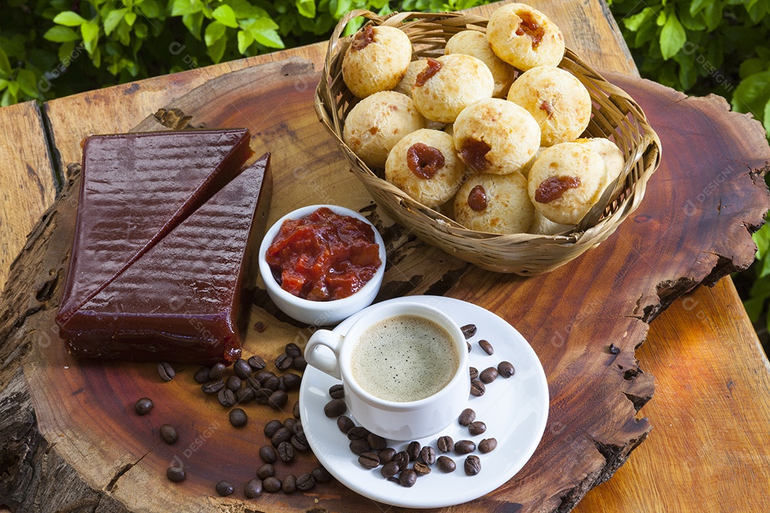Pães de queijo com café e goiabada
