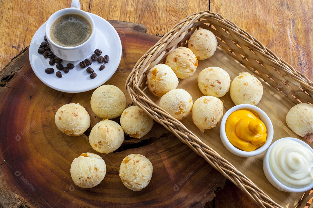Lanche brasileiro tradicional pão de queijo mineiro