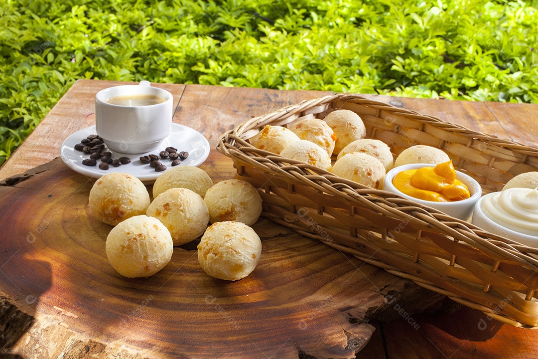 Lanche brasileiro tradicional pão de queijo mineiro