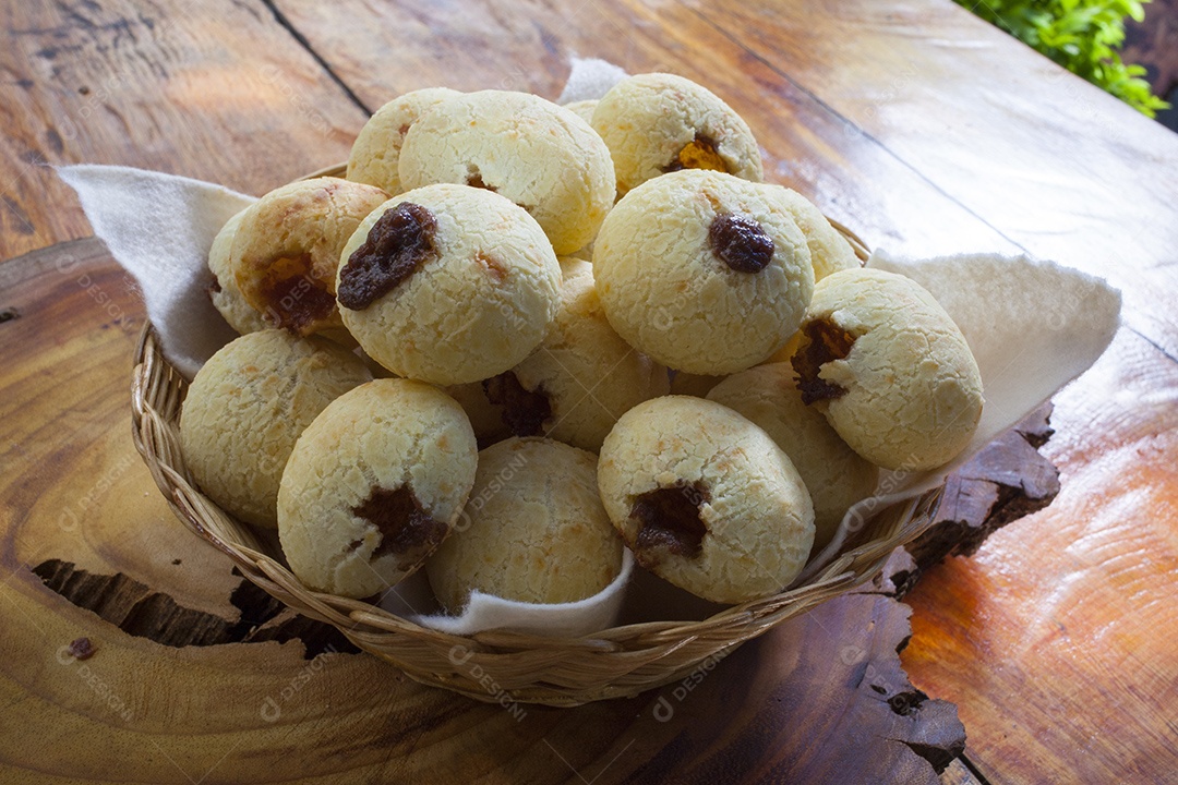 Pão de queijo brasileiro recheado com chocolate