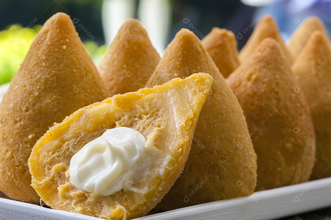 Coxinha de frango catupiry salgadinho brasileiro