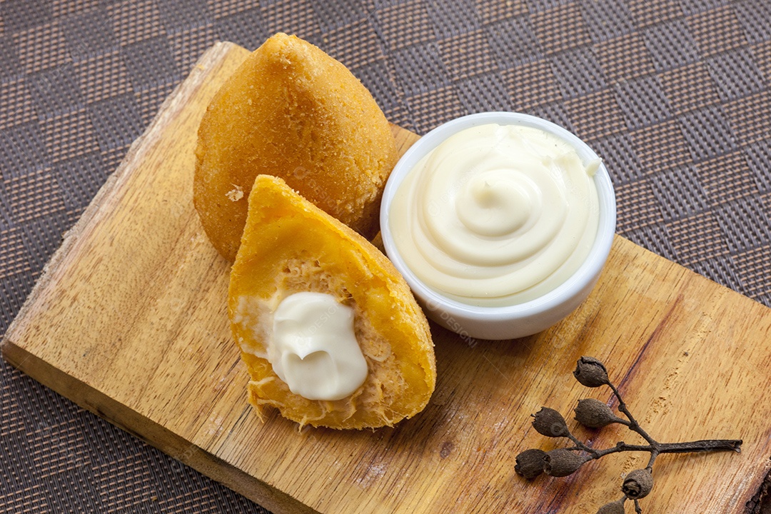 Coxinha de frango catupiry salgadinho brasileiro