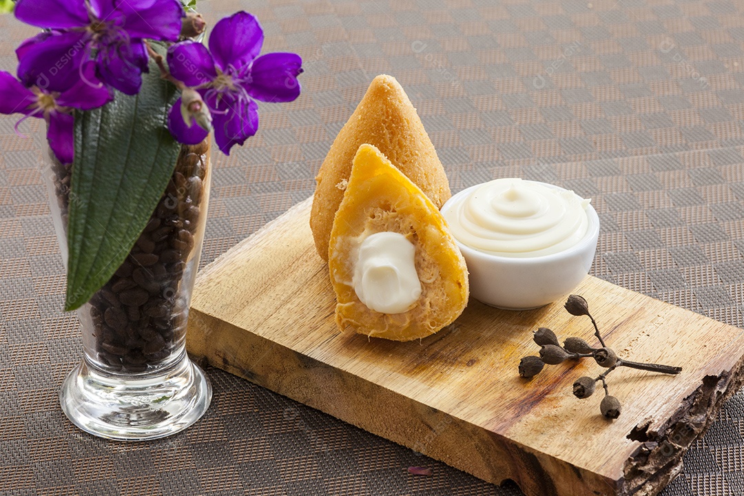 Coxinha de frango catupiry salgadinho brasileiro