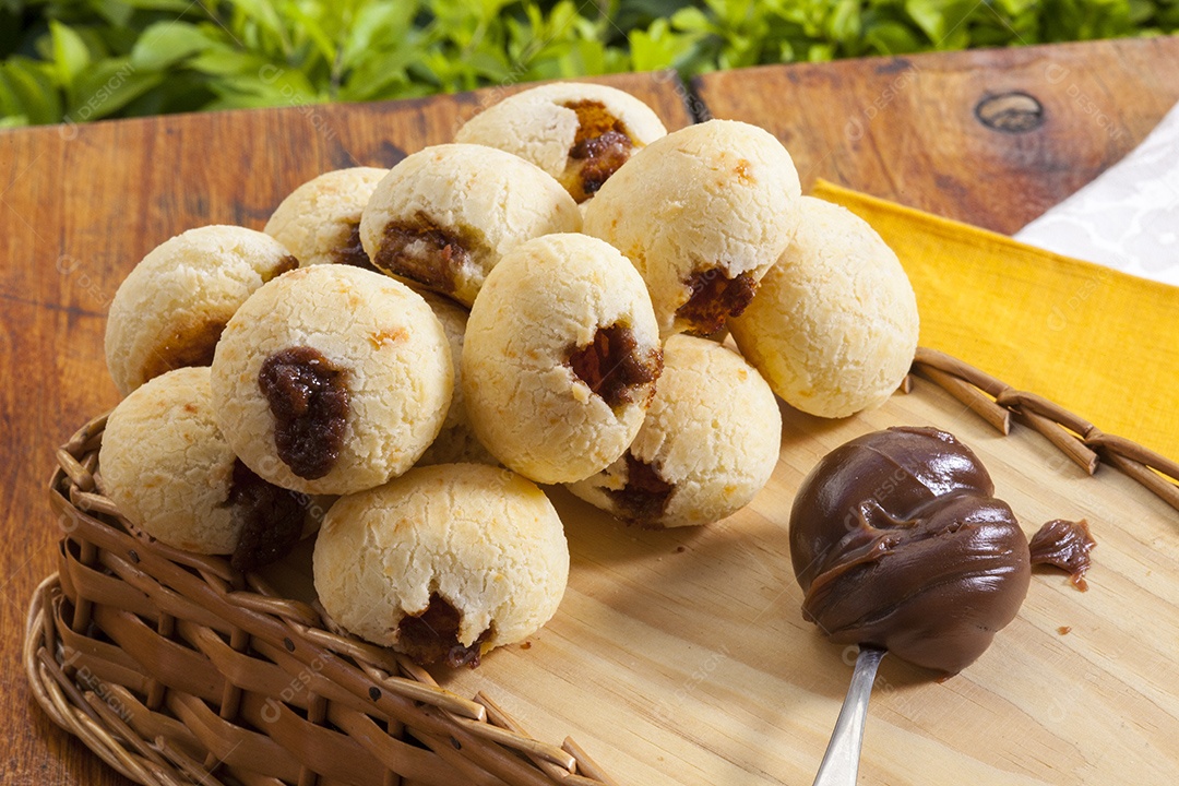 Pão de queijo brasileiro recheado com chocolate
