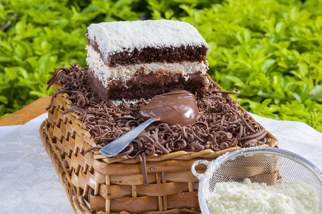 Bolo de chocolate e coco com ganache de brigadeiro