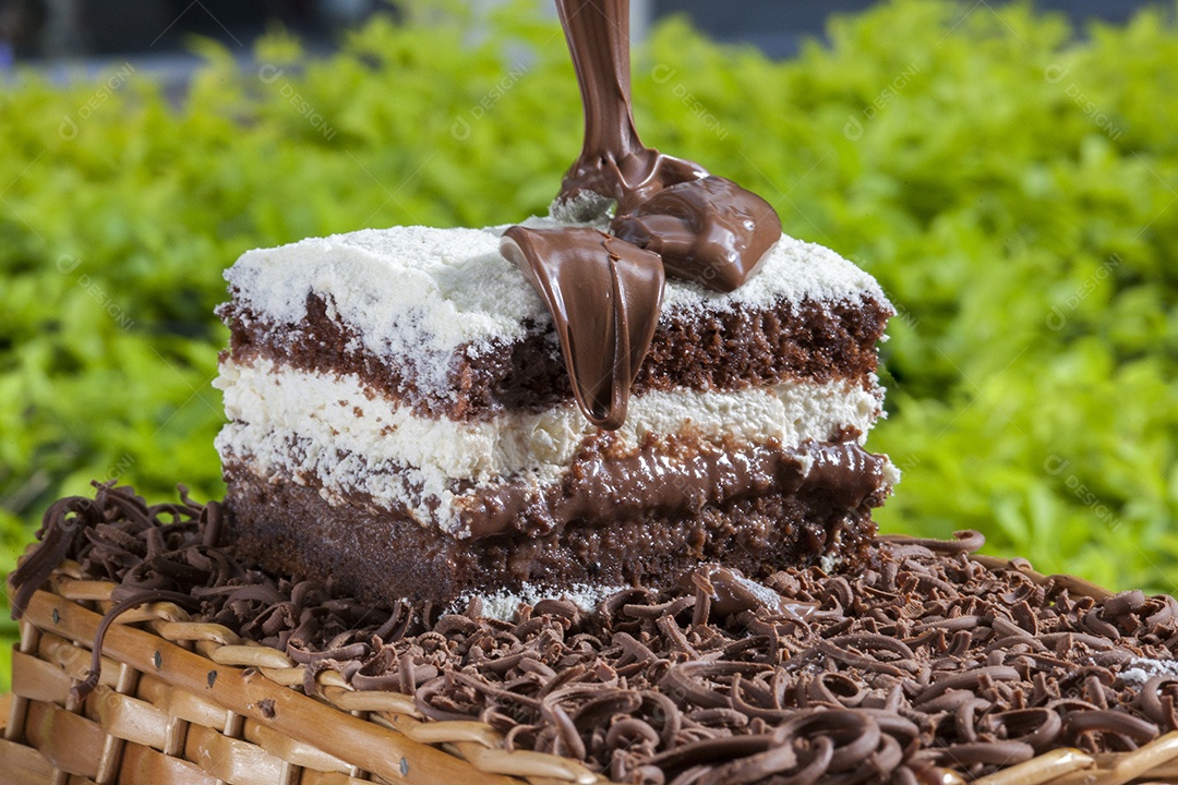 Bolo de chocolate e coco com ganache de brigadeiro