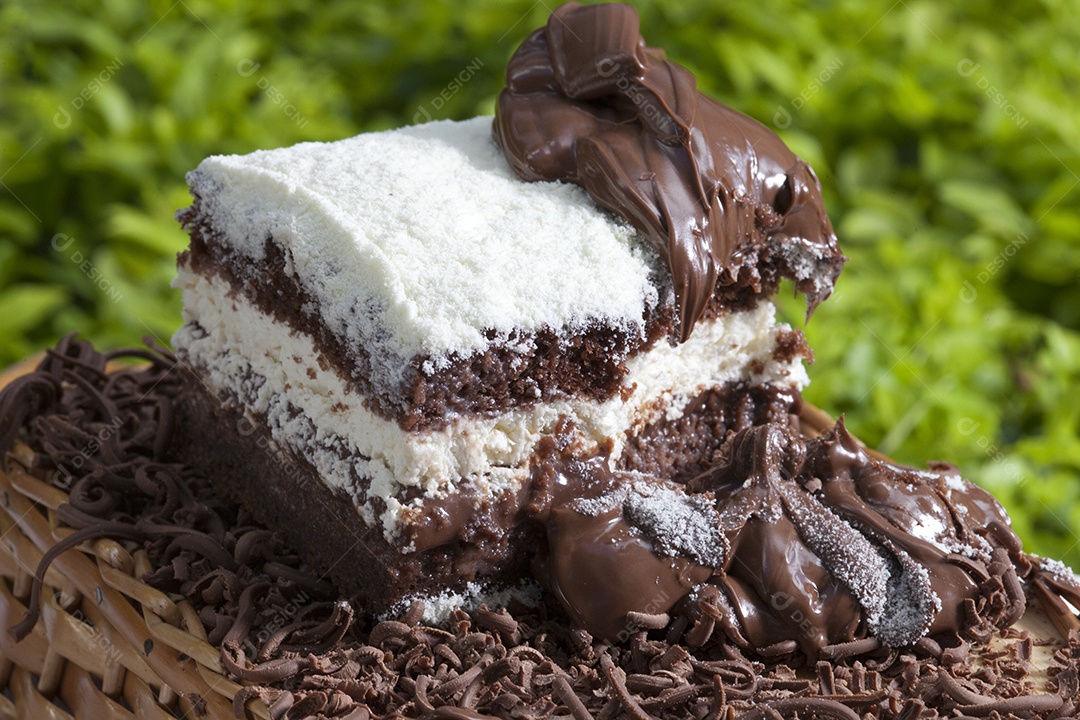 Bolo de chocolate e coco com ganache de brigadeiro