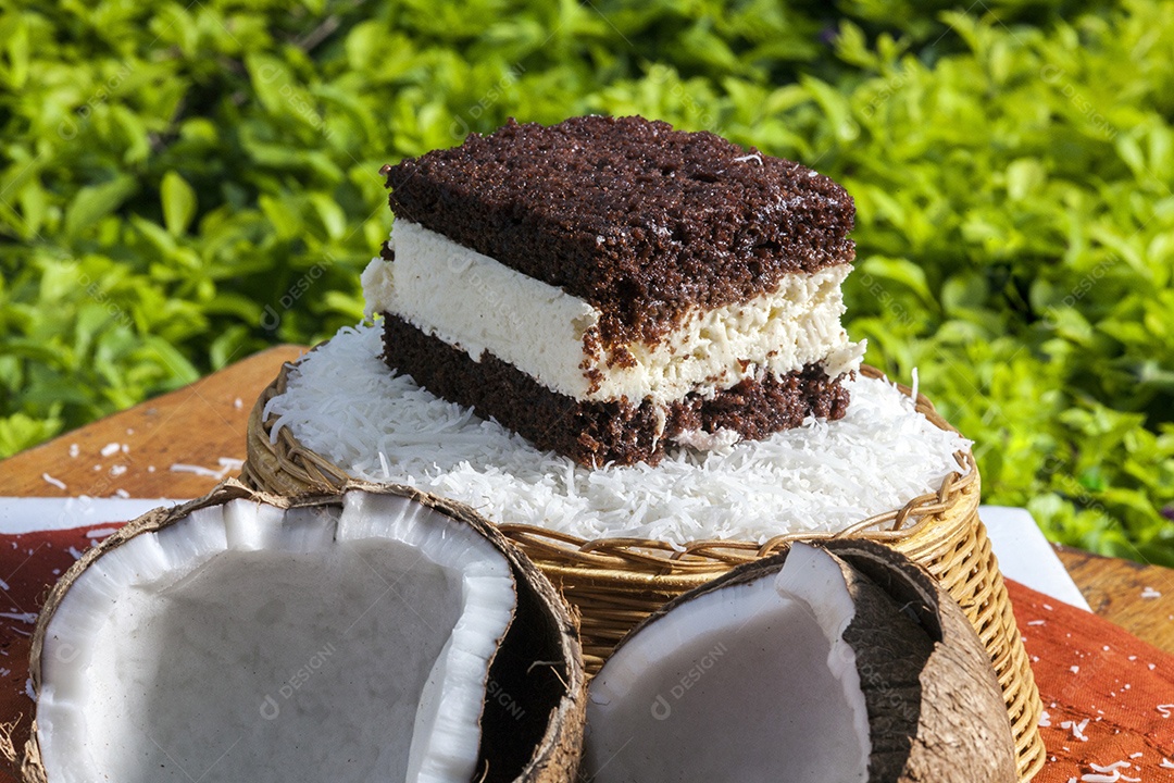 Bolo de chocolate e coco sobre bandeja de vime
