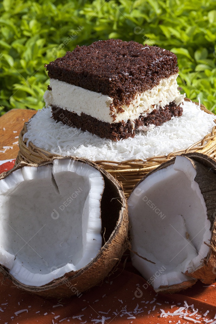 Bolo de chocolate e coco sobre bandeja de vime