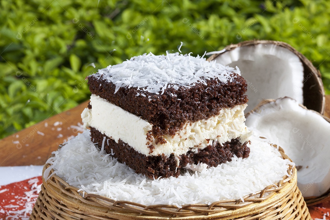 Bolo de chocolate e coco sobre bandeja de vime