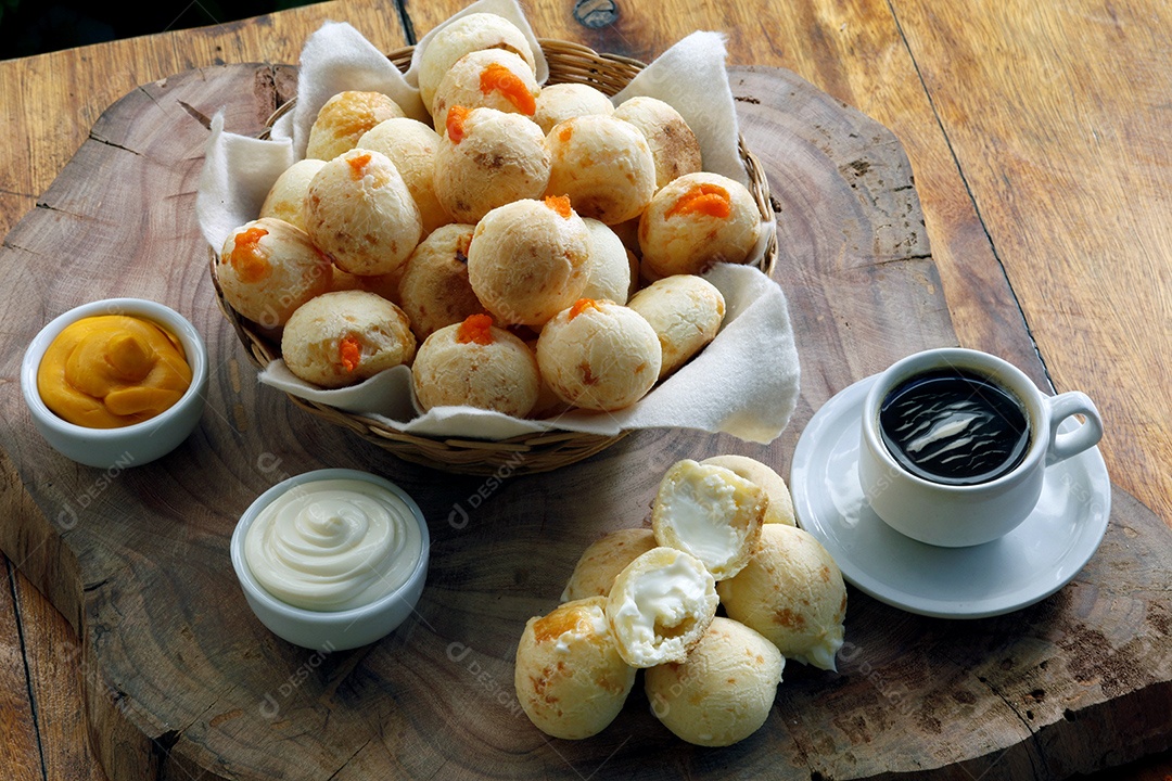 Café da manhã com lanche de pão de queijo recheado com catupiry, queijo cheddar e tomando café