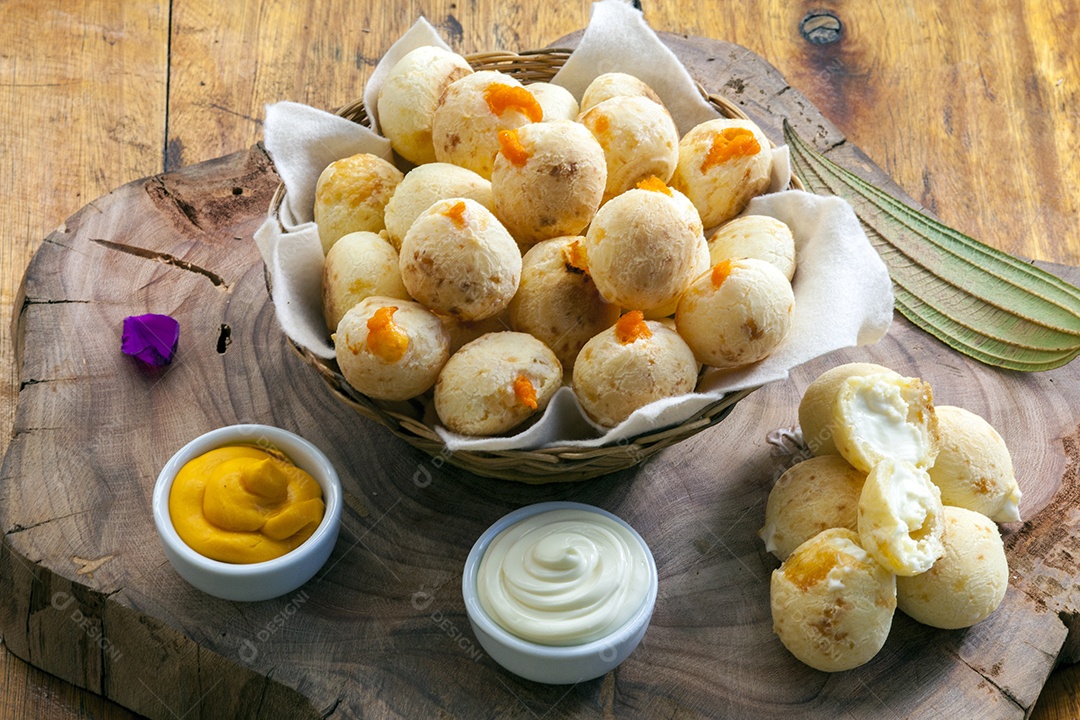 Café da manhã com lanche de pão de queijo recheado com catupiry, queijo cheddar e tomando café
