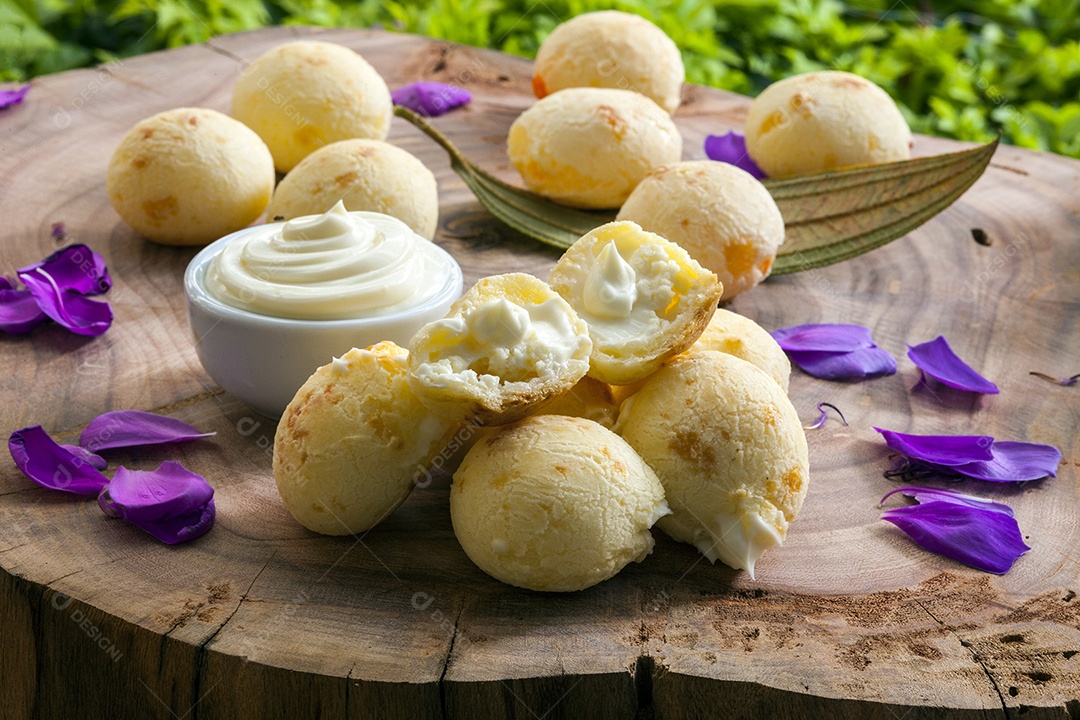 Café da manhã com lanche brasileiro pão de queijo recheado com catupiry