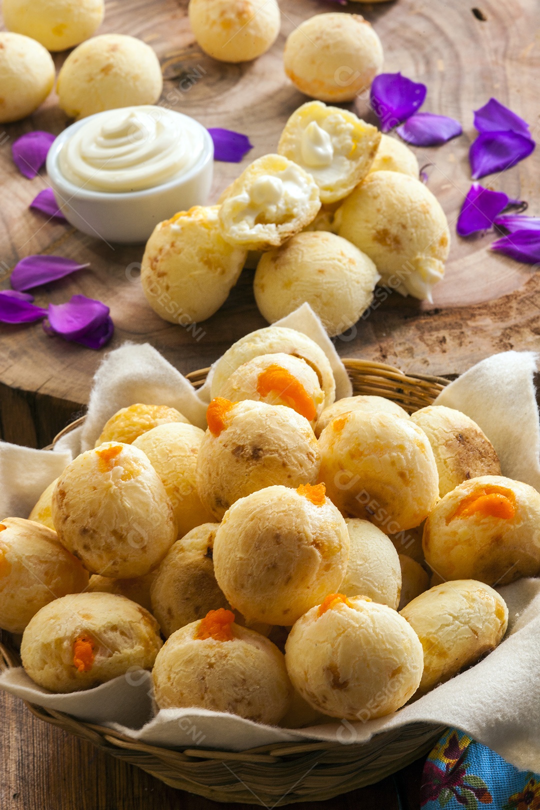 Café da manhã com lanche brasileiro pão de queijo recheado com catupiry, queijo cheddar