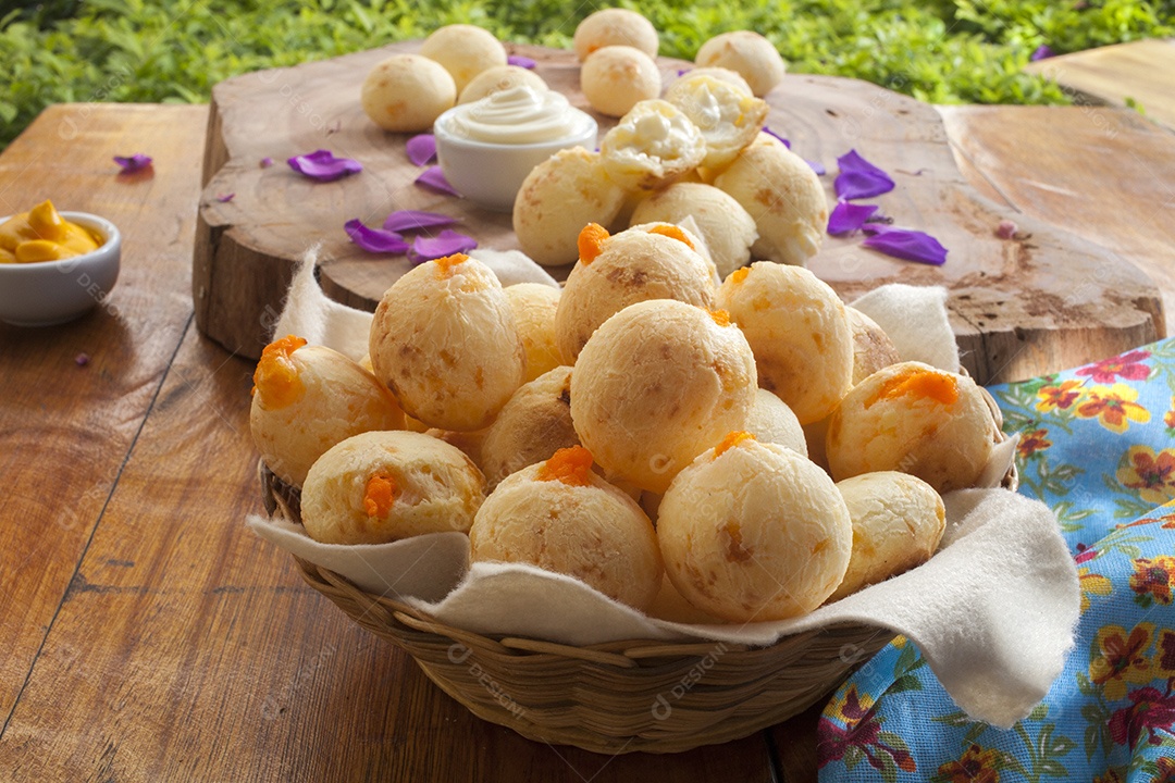 Café da manhã com lanche brasileiro pão de queijo recheado com catupiry, queijo cheddar