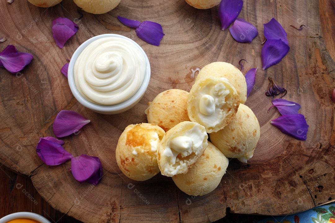 Café da manhã com lanche brasileiro pão de queijo recheado com catupiry e queijo cheddar