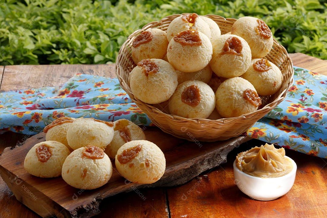 Pão de queijo recheado com doce de leite