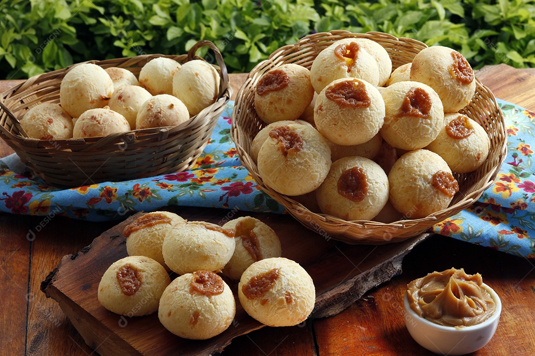 Lanche brasileiro pão de queijo, pão de queijo recheado com doce de leite